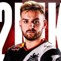 T1打野Oner姐姐晒照：艺术展上妈妈帮我拍的照片