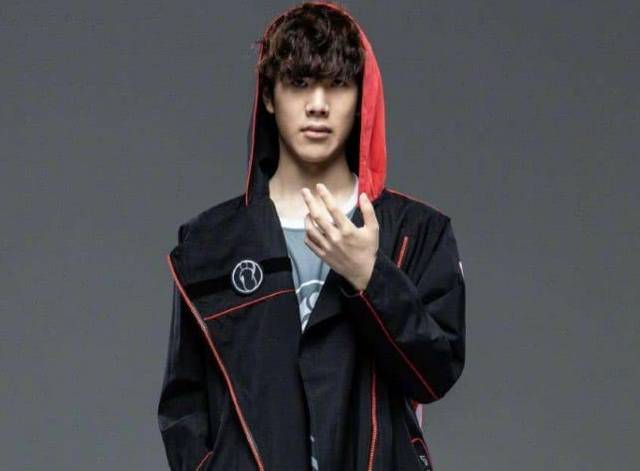 谁养了这个怪物Panson？ Xiaotian 在场上游走，抓住了 Saber 。 Weibo Gaming 首先拿下了赛点